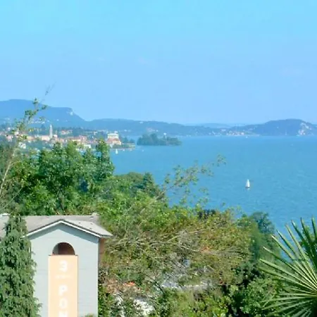 In A On Lake Maggiore Near The Beach Appartamento *
